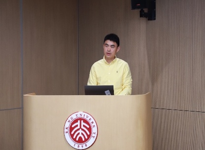 男人站在桌子前 AI 生成的内容可能不正确。 男人站在桌子前 AI 生成的内容可能不正确。